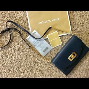 MICHAEL KORS KARSON PEBBLED CLUTCH XBODY( Navy)
